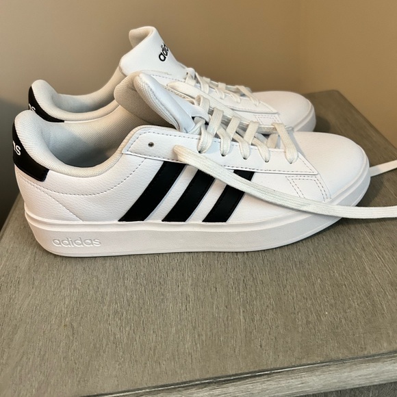 Adidas Grand Court Cloudfoam White Sneakers Black Stripes Size 6 New without Box - Picture 1 of 8